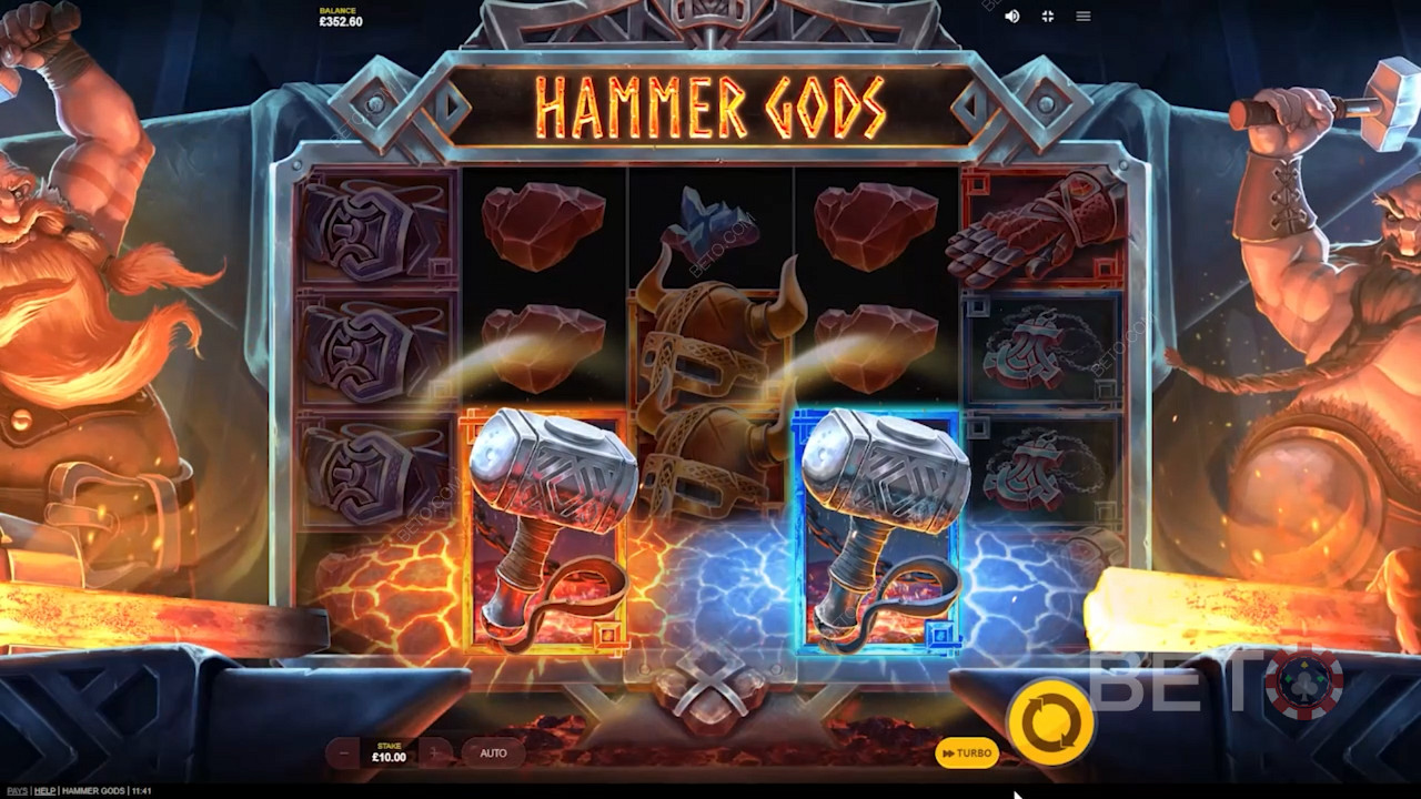 Hammer Gods स्लॉट में फ्री स्पिन को ट्रिगर करने के लिए लाल और नीले हथौड़े को जमीन पर उतारें